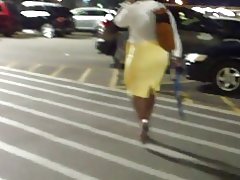 広いヒップを熟女タイト黄色スカート.