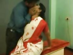 インドのおばさんが職場でセックス