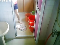 シャワーを浴びている中高年します。