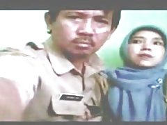ベールに包まれたインドネシア助産師