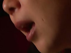 二人の女の子と男の性交他の人を見ながら