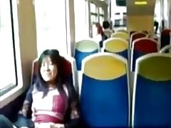アジアの熟女は、電車の中で彼女のクリトリスをこすり。